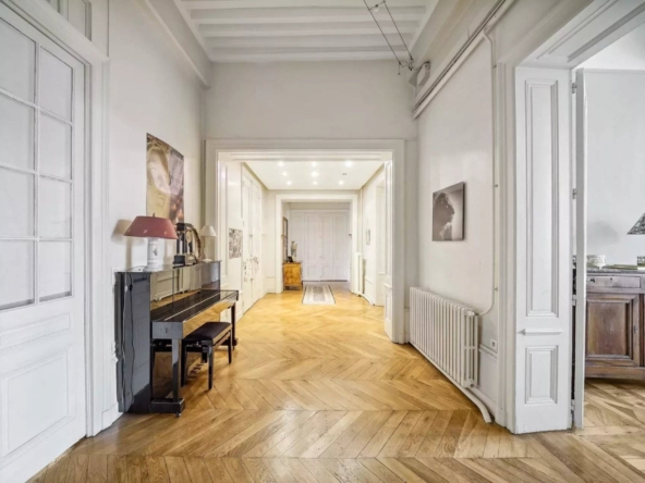 historic-apartment-on-place-bellecour-in-lyon-grandius-3