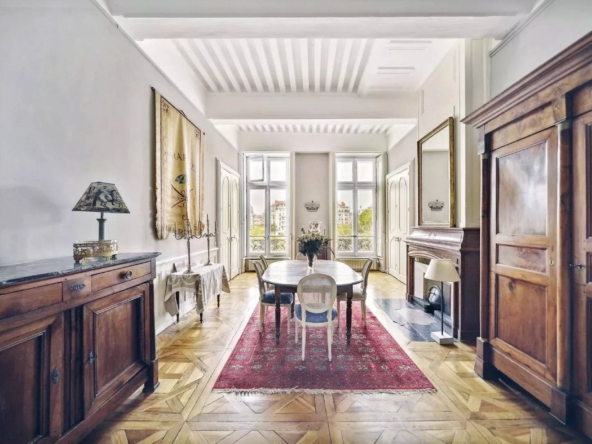 historic-apartment-on-place-bellecour-in-lyon-grandius-4