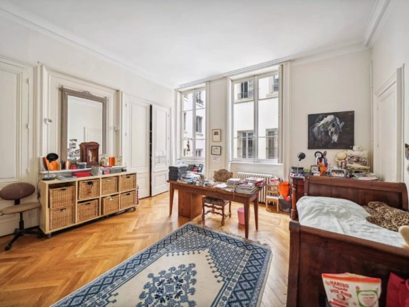 historic-apartment-on-place-bellecour-in-lyon-grandius-9